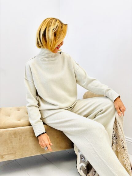 Pull Col Montant doux – Élégance minimaliste et confort by VALENTYNE