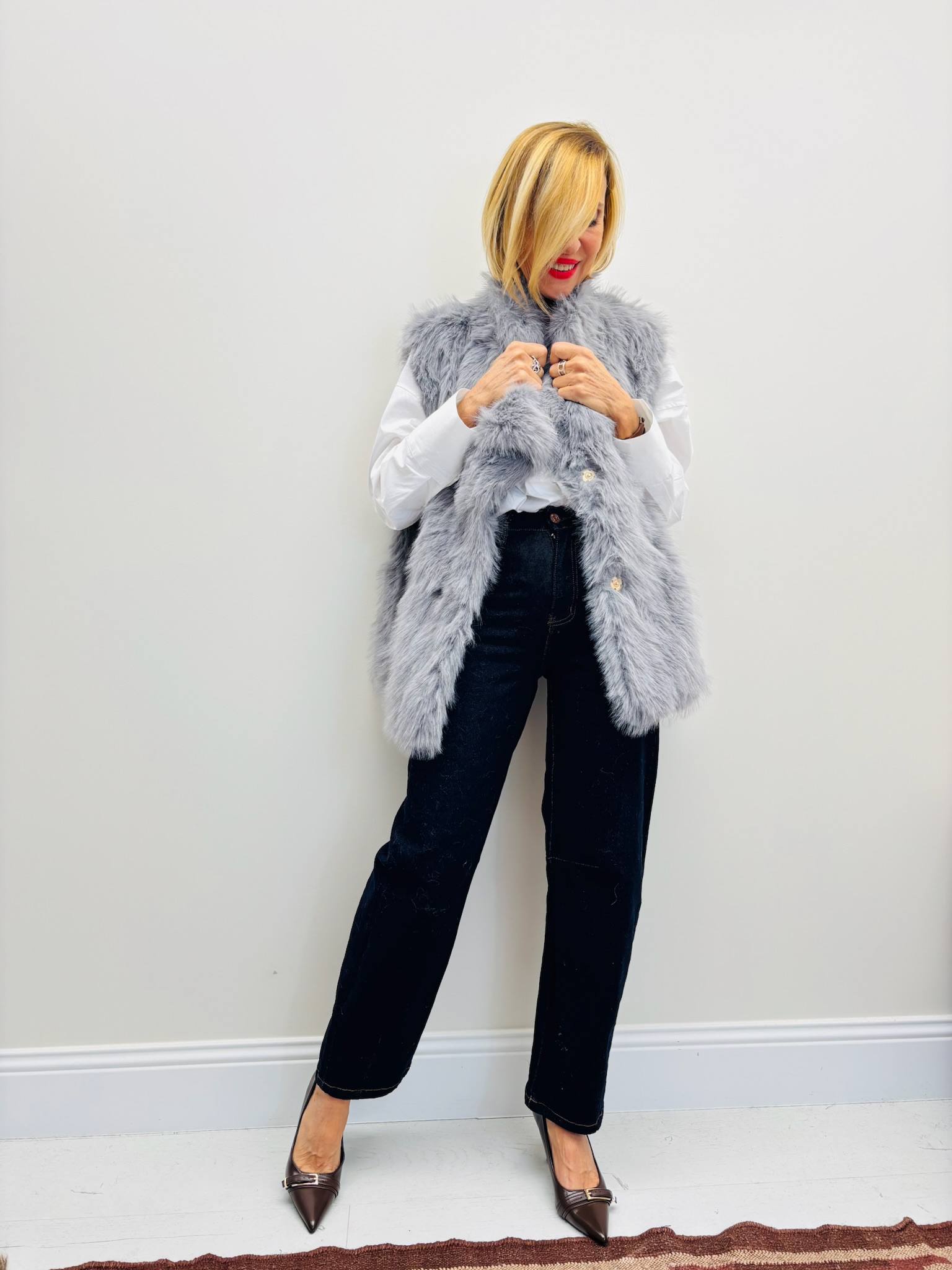 86233F39-77B5-4F23-A4FA-E4A12B977E00 Veste Sans Manches en fausse fourrure – Élégance cocoon italienne – Image 4