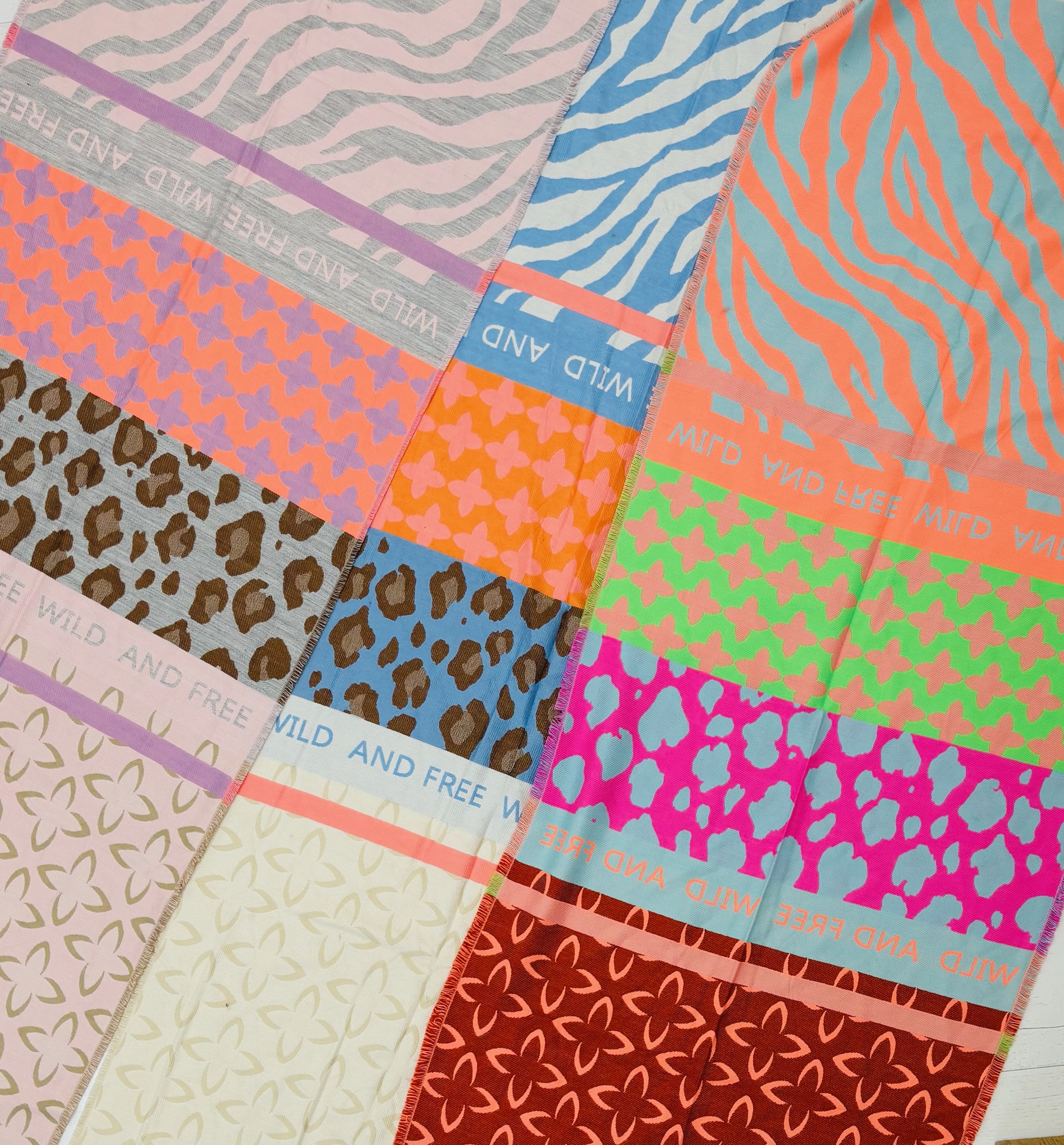 8710DB1A-F8BF-432B-A000-DEE164F54268 Écharpe “Wild & Free” – imprimé coloré et animal – Image 3
