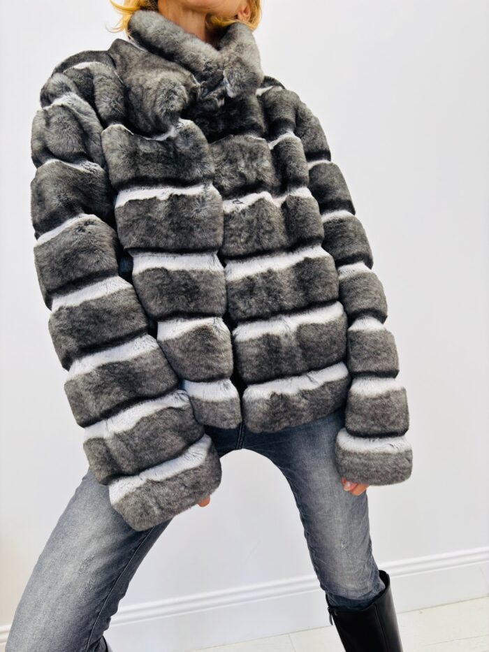Veste en Fausse Fourrure à rayures – Image 1