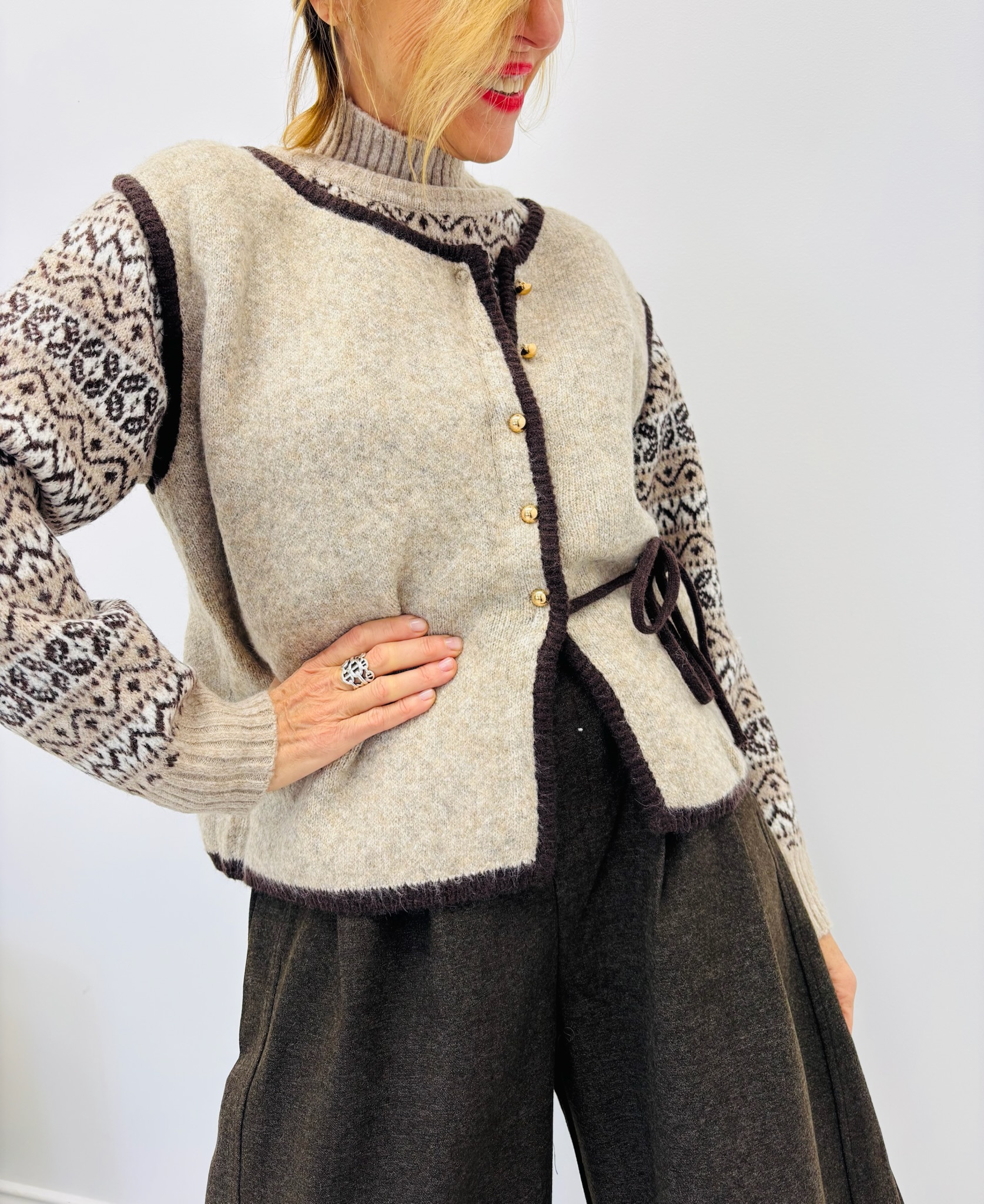 8FF811A9-F6B1-4506-BA03-4D830DAB4EC2 Gilet Laine Bord contrasté – Esprit rétro chic – Image 1