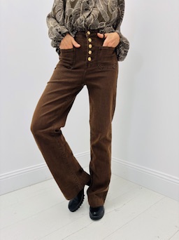 Jean Wide Leg à boutons dorés – Élégance rétro et allure moderne