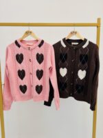 Gilet Doux à Motifs cœurs Burlington – Esprit romantique & rétro chic – Image 2