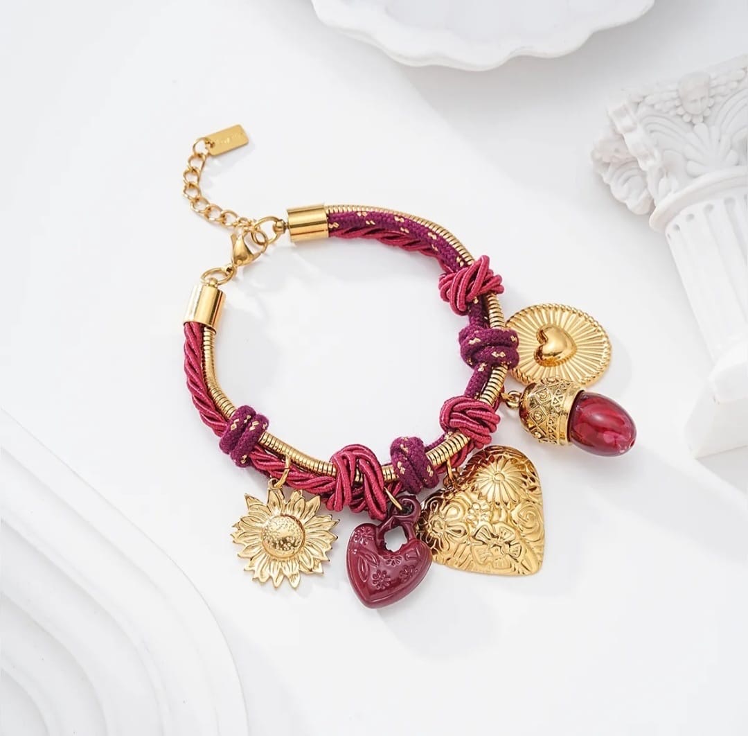 92C66D0F-32D3-4856-91D2-00DFCD2A7EC0 Bracelet Charme bordeaux et doré – Acier inoxydable – Image 1