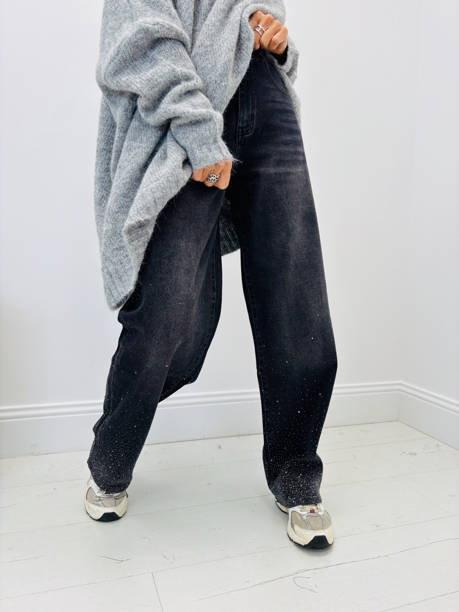 93F404A3-4492-4D7E-BAAF-6449422E945C Jean Wide Leg Noir strassé – Élégance urbaine et éclat moderne – Image 1