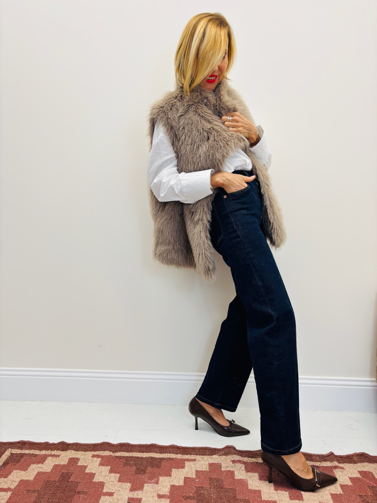 975CB4A6-1B12-420D-BD05-60686DF89723 Veste Sans Manches en fausse fourrure – Élégance cocoon italienne – Image 8