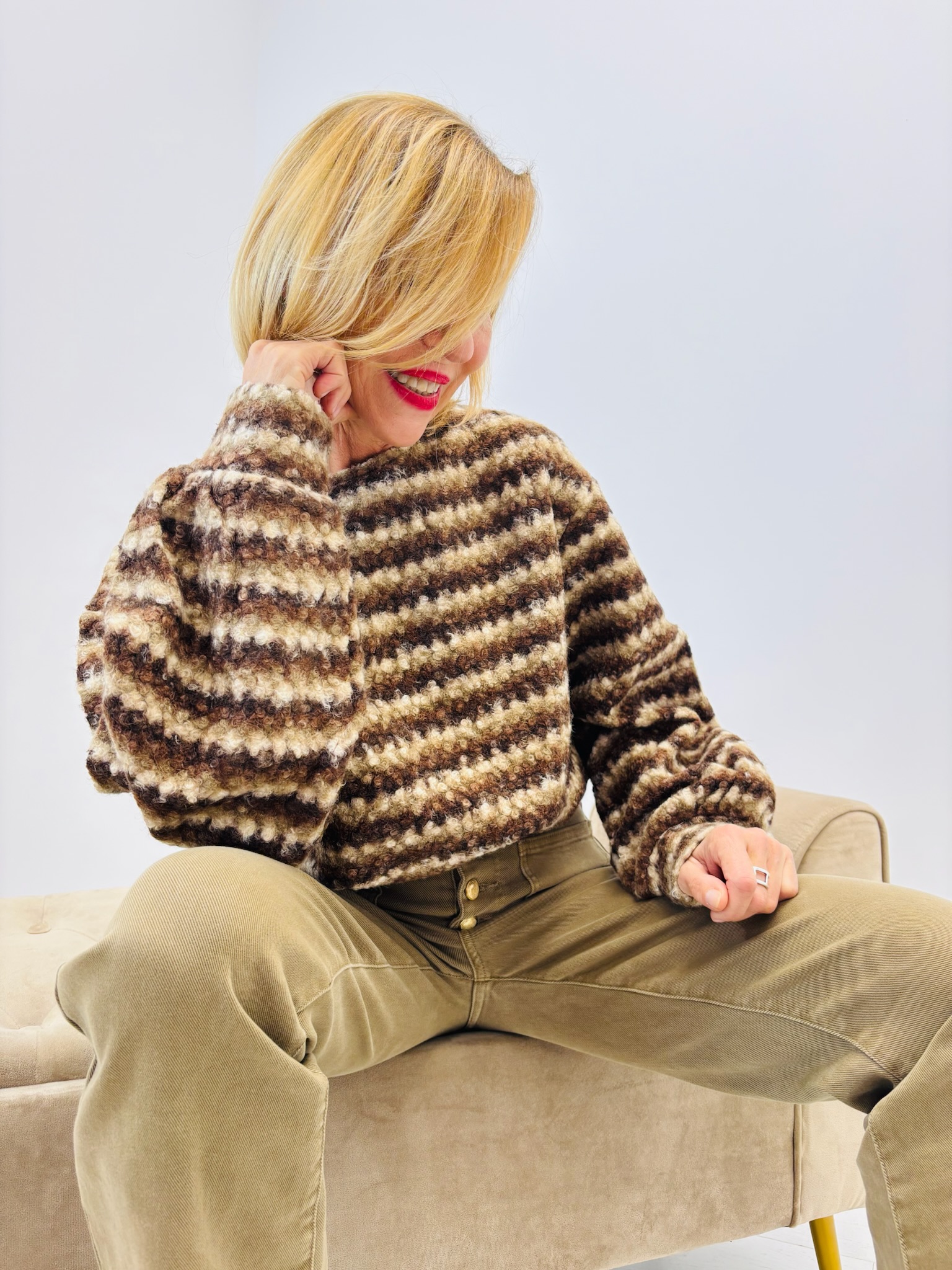 9789DB3B-0C6E-4F51-AC4A-FC82382D19E4 Pull Rayé effet mohair – Style rétro & douceur absolue – Image 3