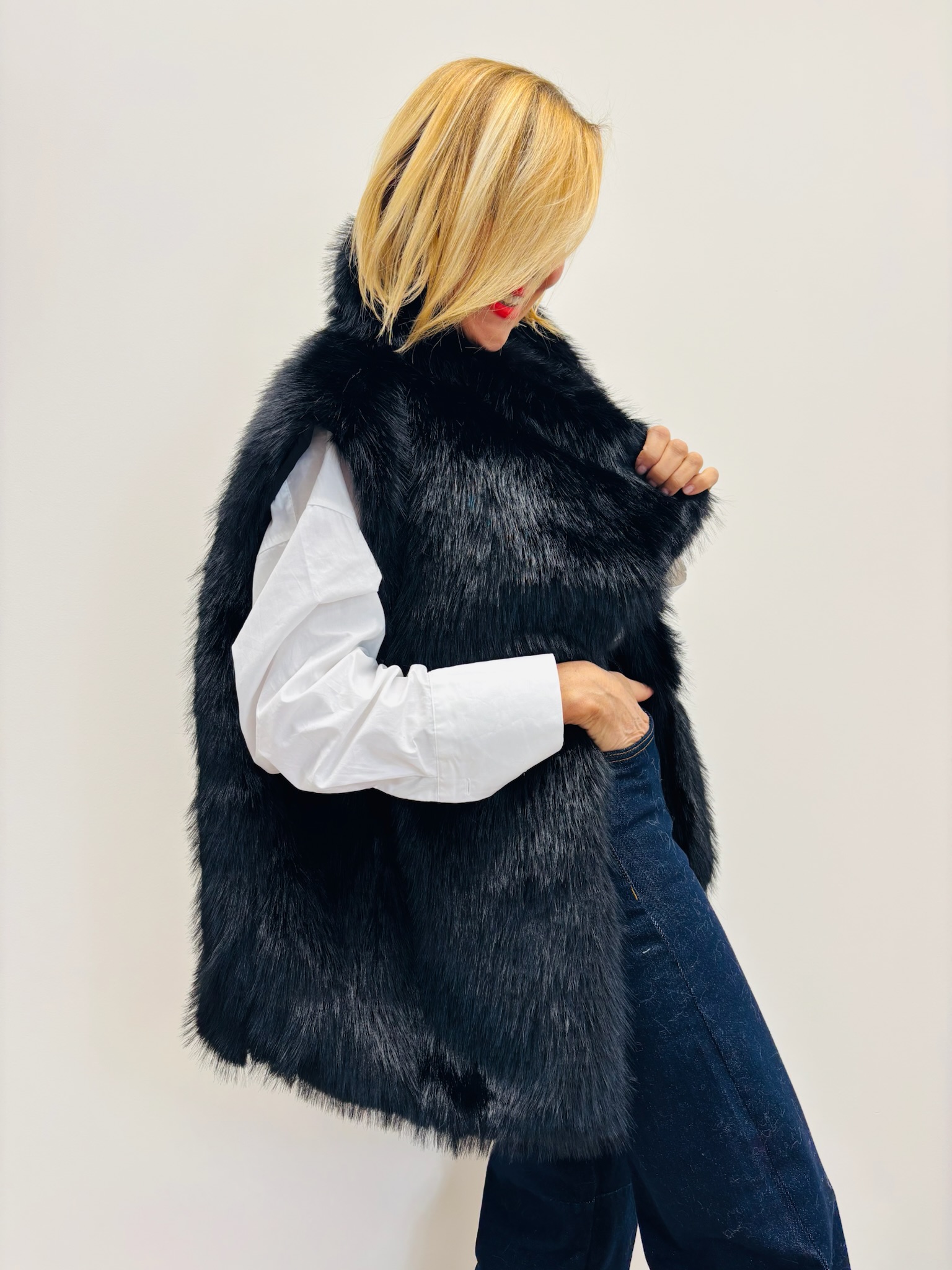 9B942D59-3CD6-4984-90E6-FC9926D46835 Veste Sans Manches en fausse fourrure – Élégance cocoon italienne – Image 17