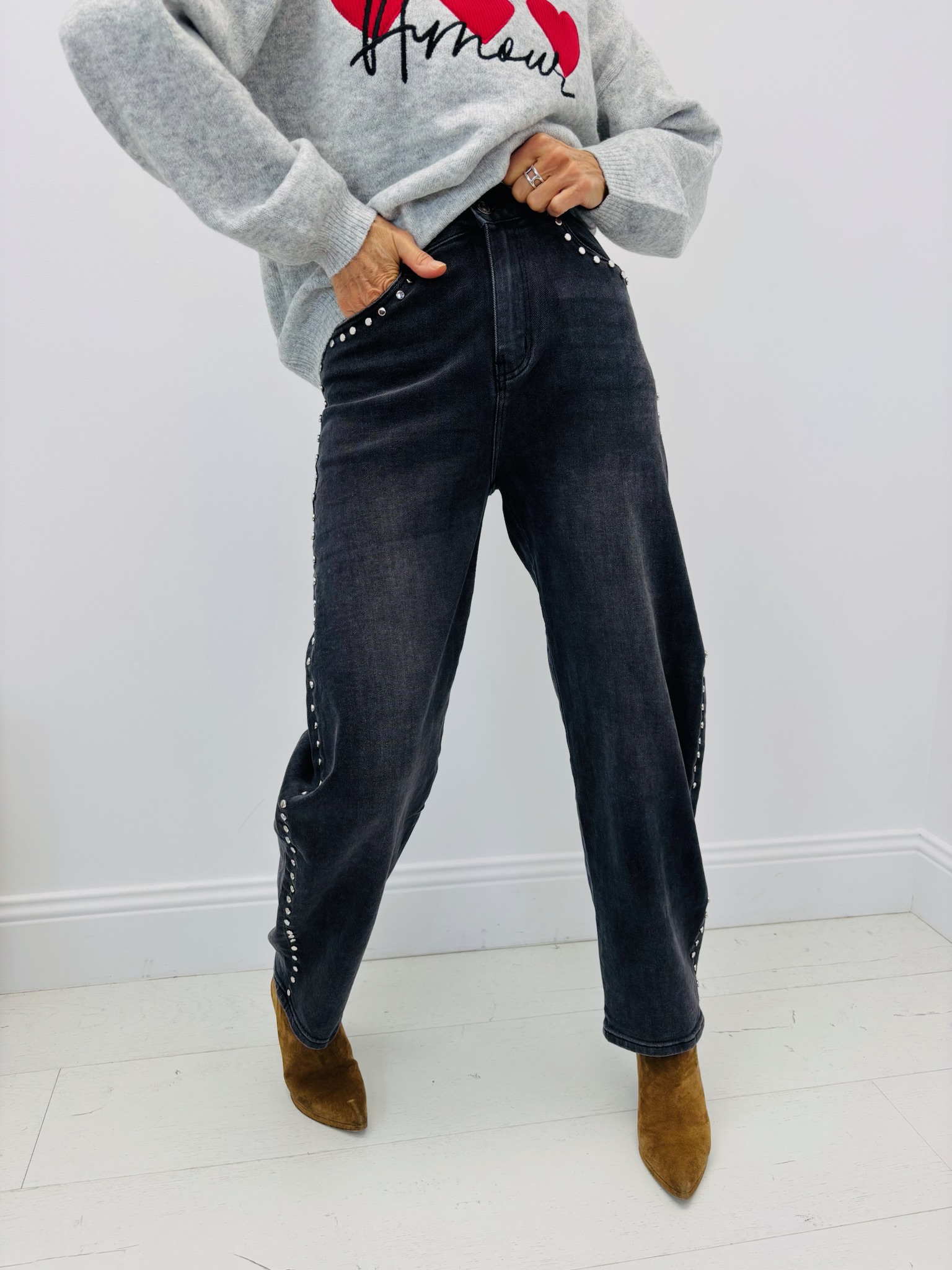 9E0AEC85-6BEA-48AE-B83F-6AE6D0AA17AA Jean Coupe Barrel cloutée – Image 3