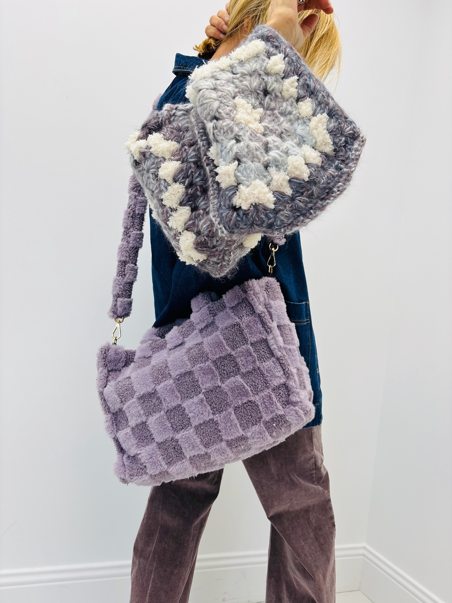 9FF1081C-53F1-47DC-BD47-A415ED3510D2 Sac Fausse Fourrure effet damier – Doux & tendance – Image 4