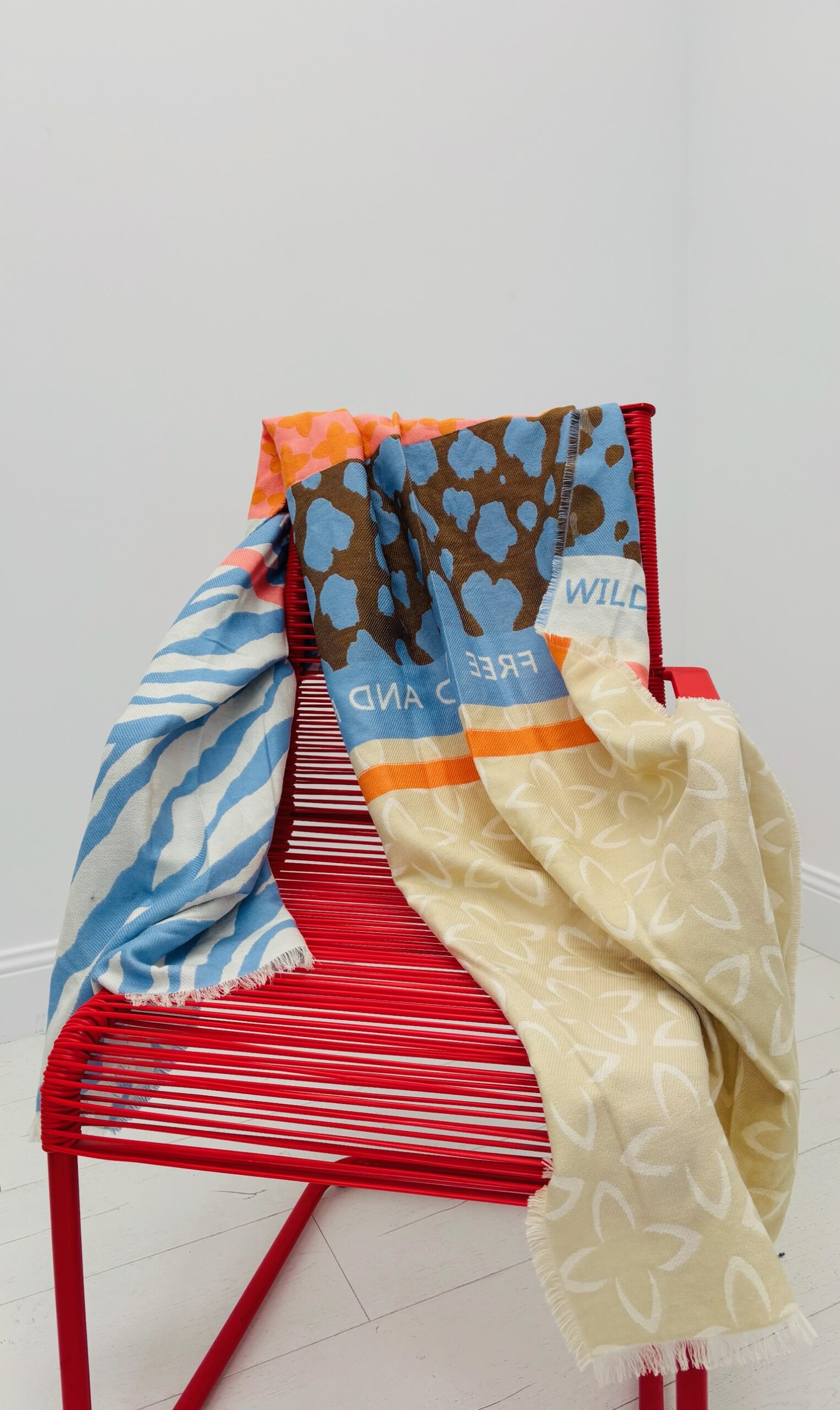 A76493C1-0F89-4179-BAD6-573E818C8356 Écharpe “Wild & Free” – imprimé coloré et animal – Image 5