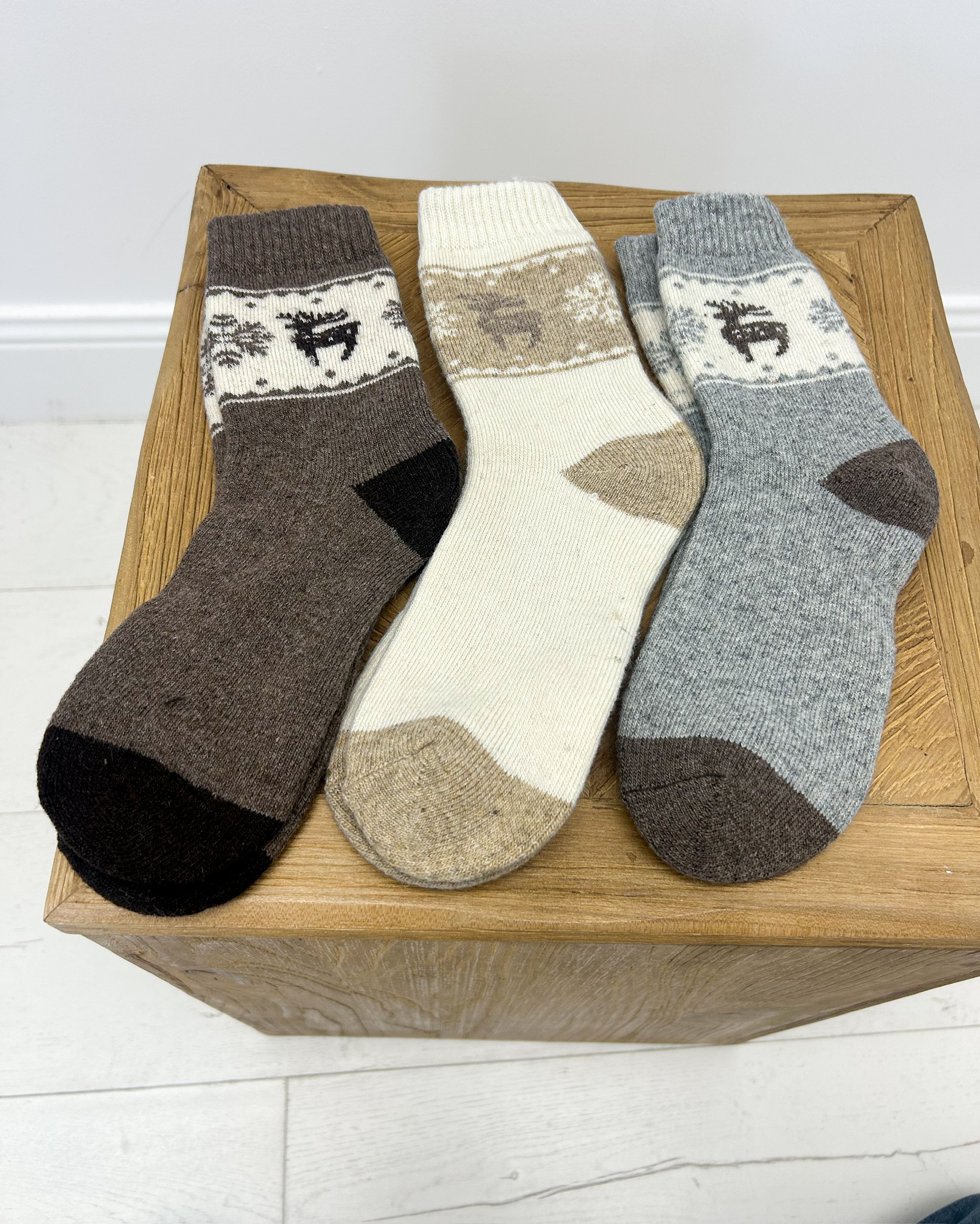 A814A51A-3107-48E1-8410-59CAEFA2B7E6 Chaussettes en Laine motif renne – Chaleur et douceur hivernale – Image 1