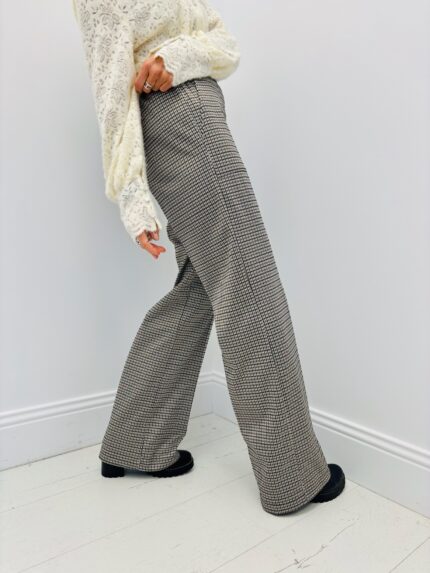 Pantalon à Petits Carreaux – Esprit tailoring chic signé EMA BLUES