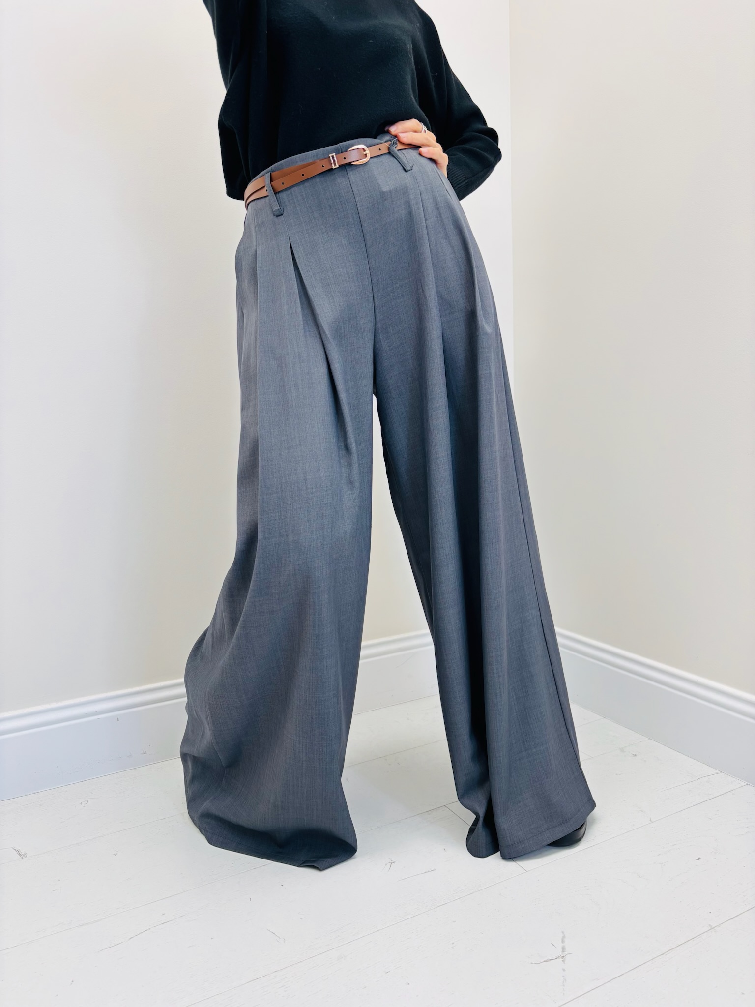 A9FFB7CE-A664-453E-91A6-4017B66FB313 Pantalon Large à pinces avec ceinture – Élégance italienne – Image 1