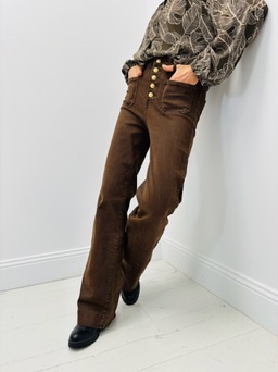 B10B4145-BFE0-4B53-943C-7F6A233035B1_4_5005_c Jean Wide Leg à boutons dorés – Élégance rétro et allure moderne – Image 6