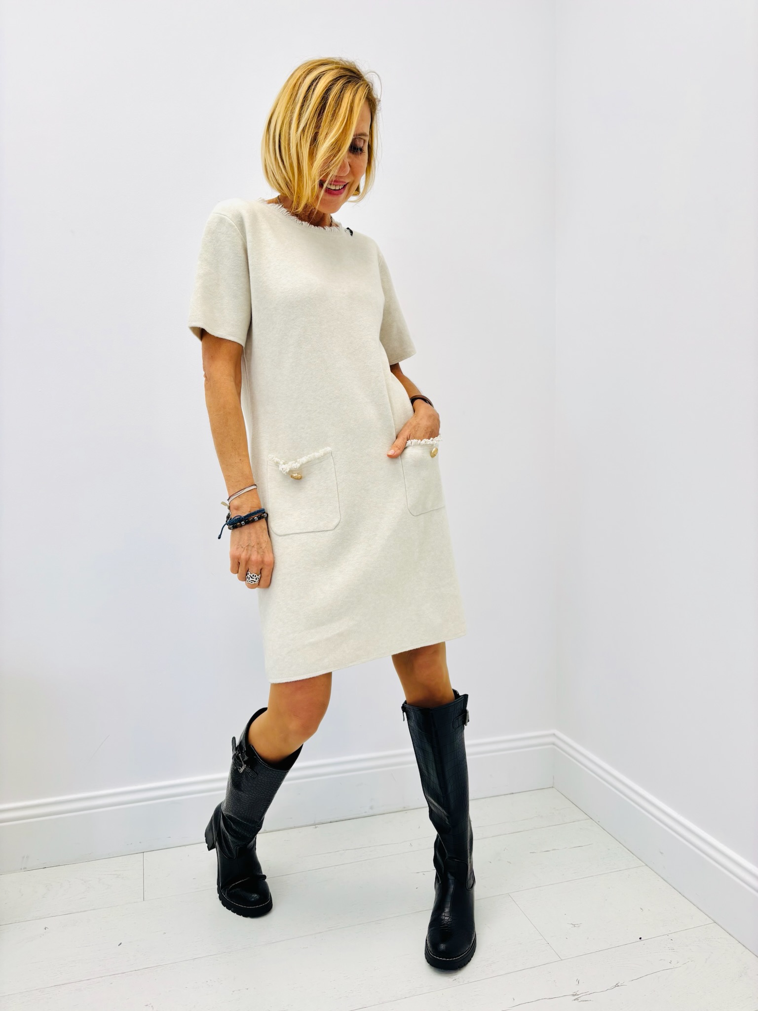 B29424AC-62CC-449E-B1BE-D70B82B62778 Robe Droite à poches bijoux – Élégance moderne signée VALENTYNE – Image 1