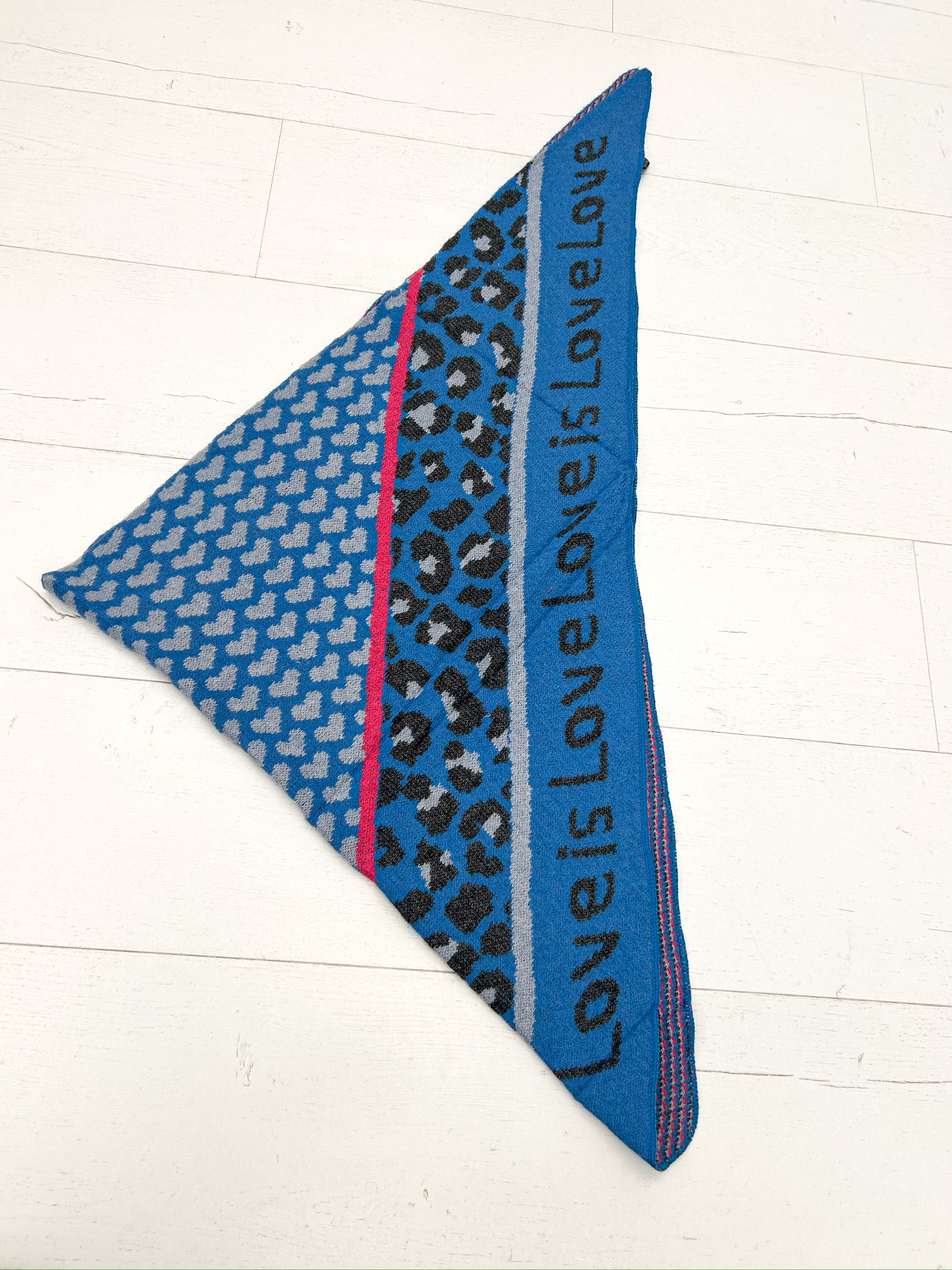 B2EE336F-8ED9-45BF-A117-B0A29D2B9AC0 Écharpe Triangle “Love is Love” – Couleurs et motifs vibrants – Image 1