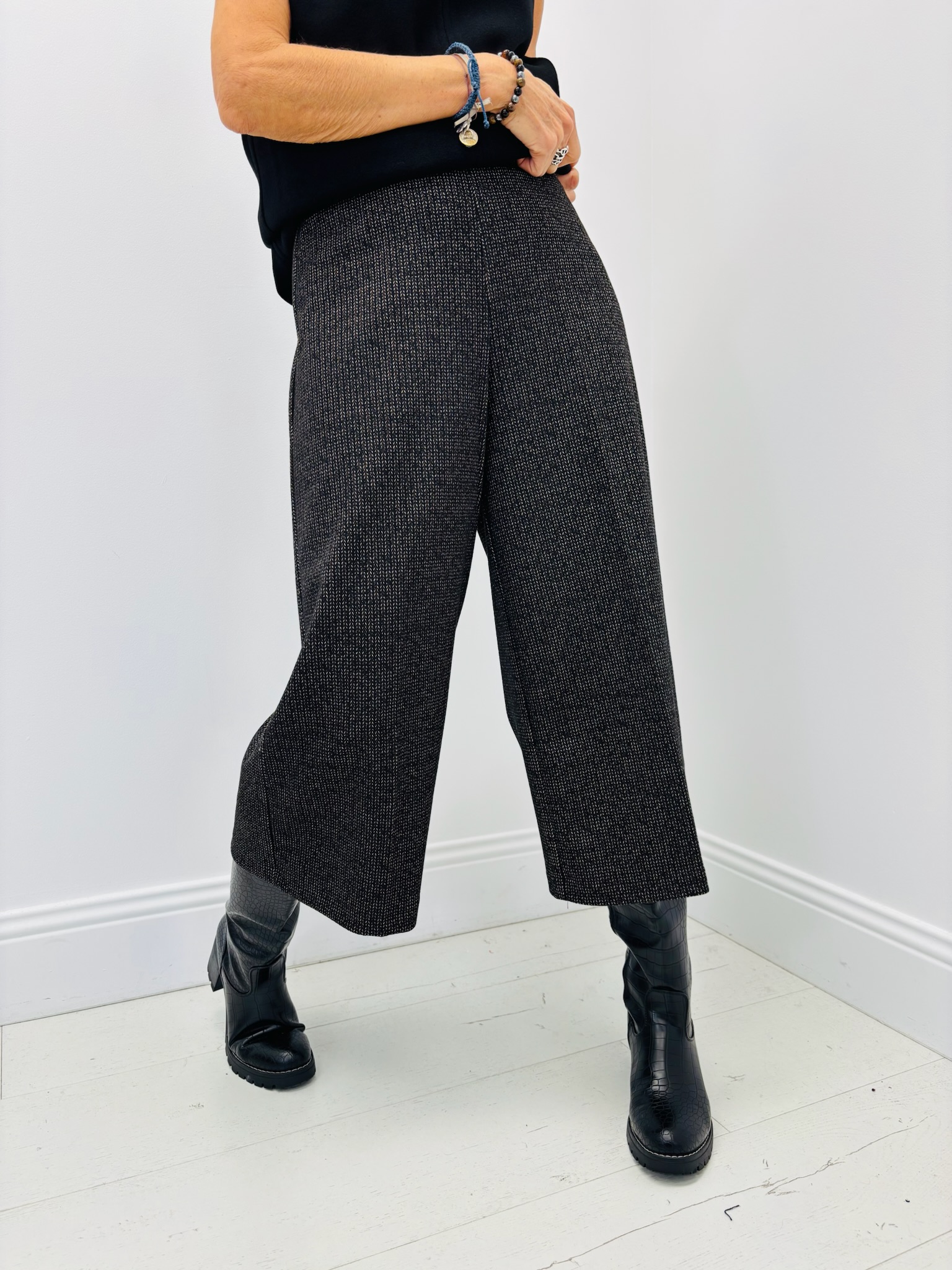 B671220A-9E2A-4D61-ADE2-56F7A0D0BC3B Bermuda Chic en maille fluide – Élégance décontractée signé EMA BLUES – Image 1