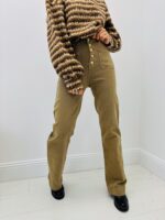 Jean Wide Leg à boutons dorés – Élégance rétro et allure moderne – Image 7