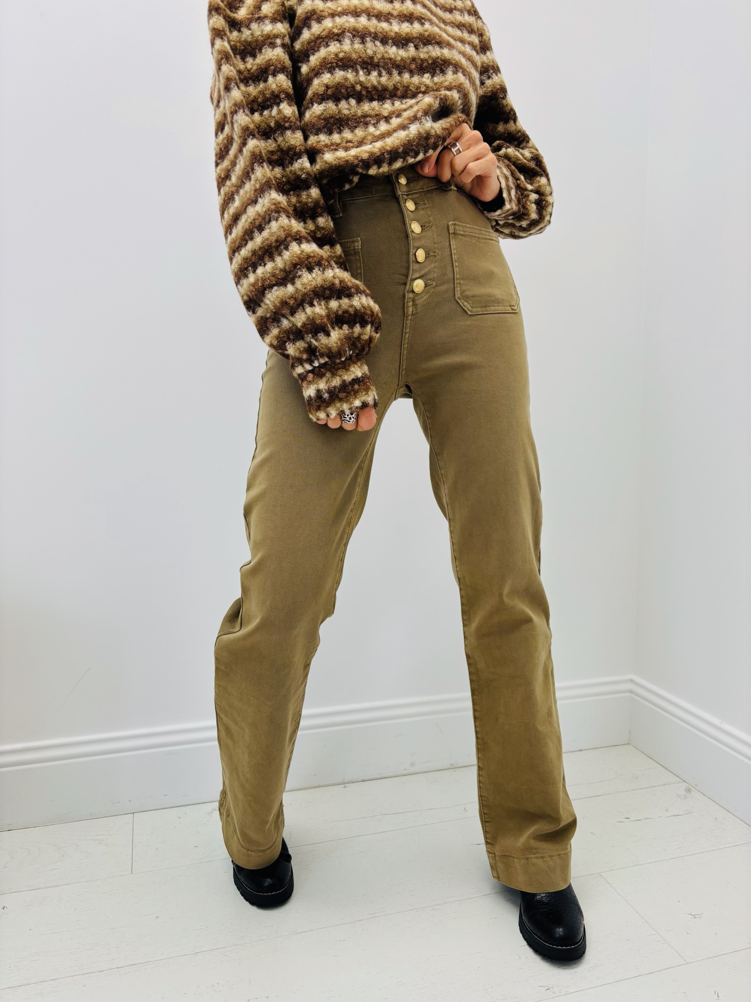 BB1D1A73-A354-4E59-B15A-277914A3EC0B Jean Wide Leg à boutons dorés – Élégance rétro et allure moderne – Image 7