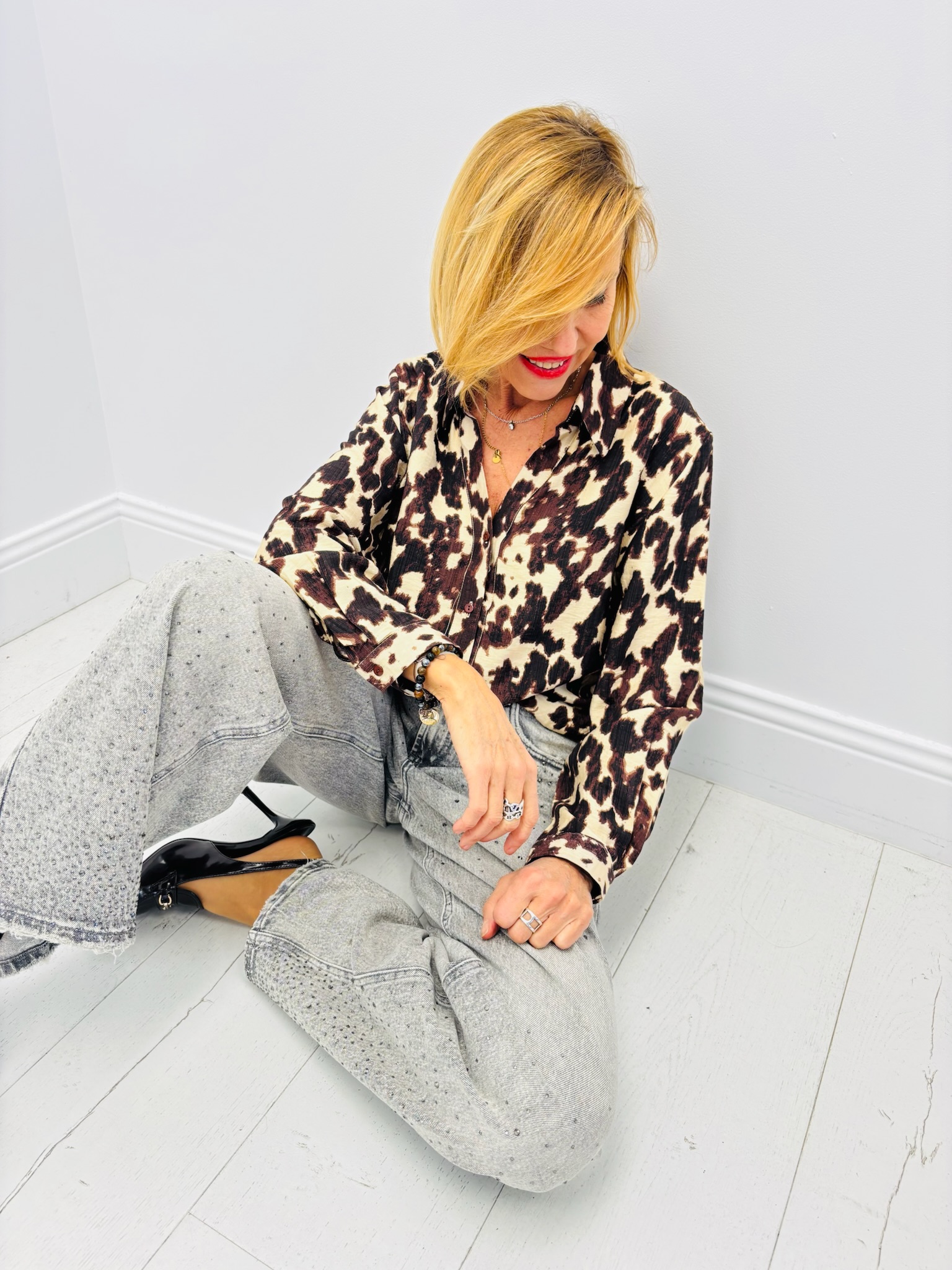 BC085345-6786-4939-BD56-007D85E34F56 Chemise Motif Taches – Fluide, Moderne & 75% Viscose – Image 1