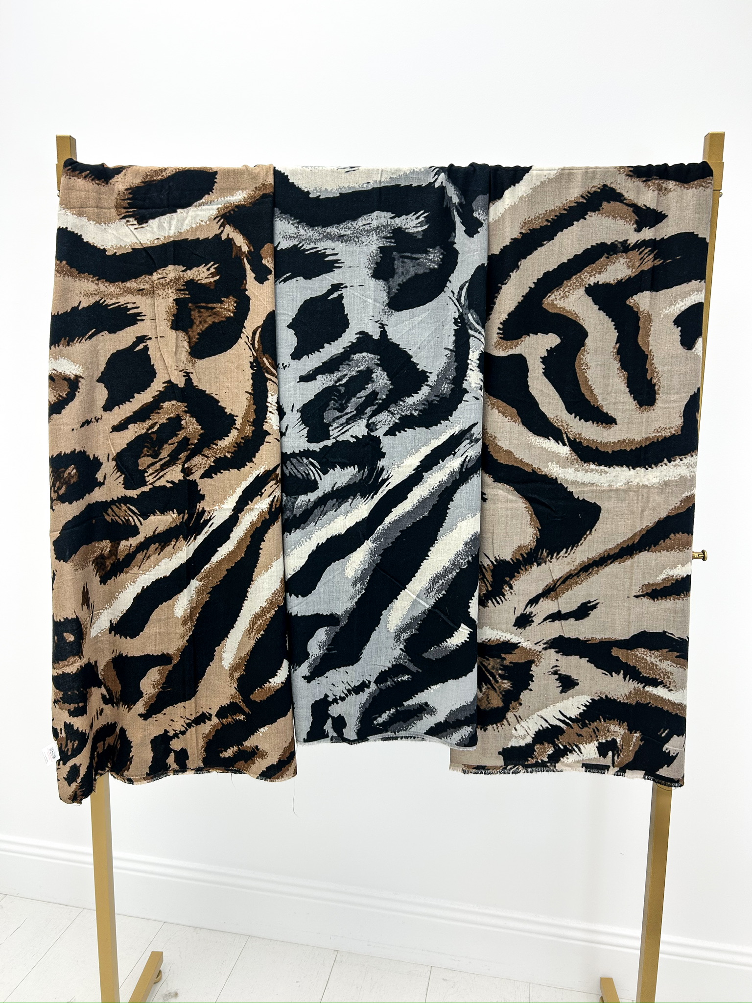 C1279A81-1FB1-4FB3-BC63-8B4F7D019632 Écharpe Imprimé léopard – 100% viscose, douce et stylée – Image 1