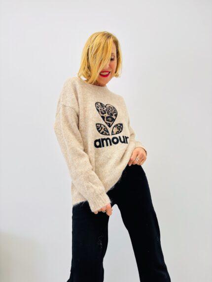 Pull Doux “Amour” – Touche sauvage et romantique