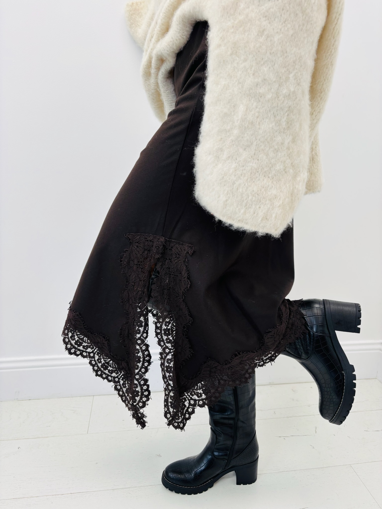 C4A7CA5E-6FAA-4795-8E20-2E229DA1D24E Jupe Asymétrique Dentelle – Chic italien 🇮🇹 – Image 1