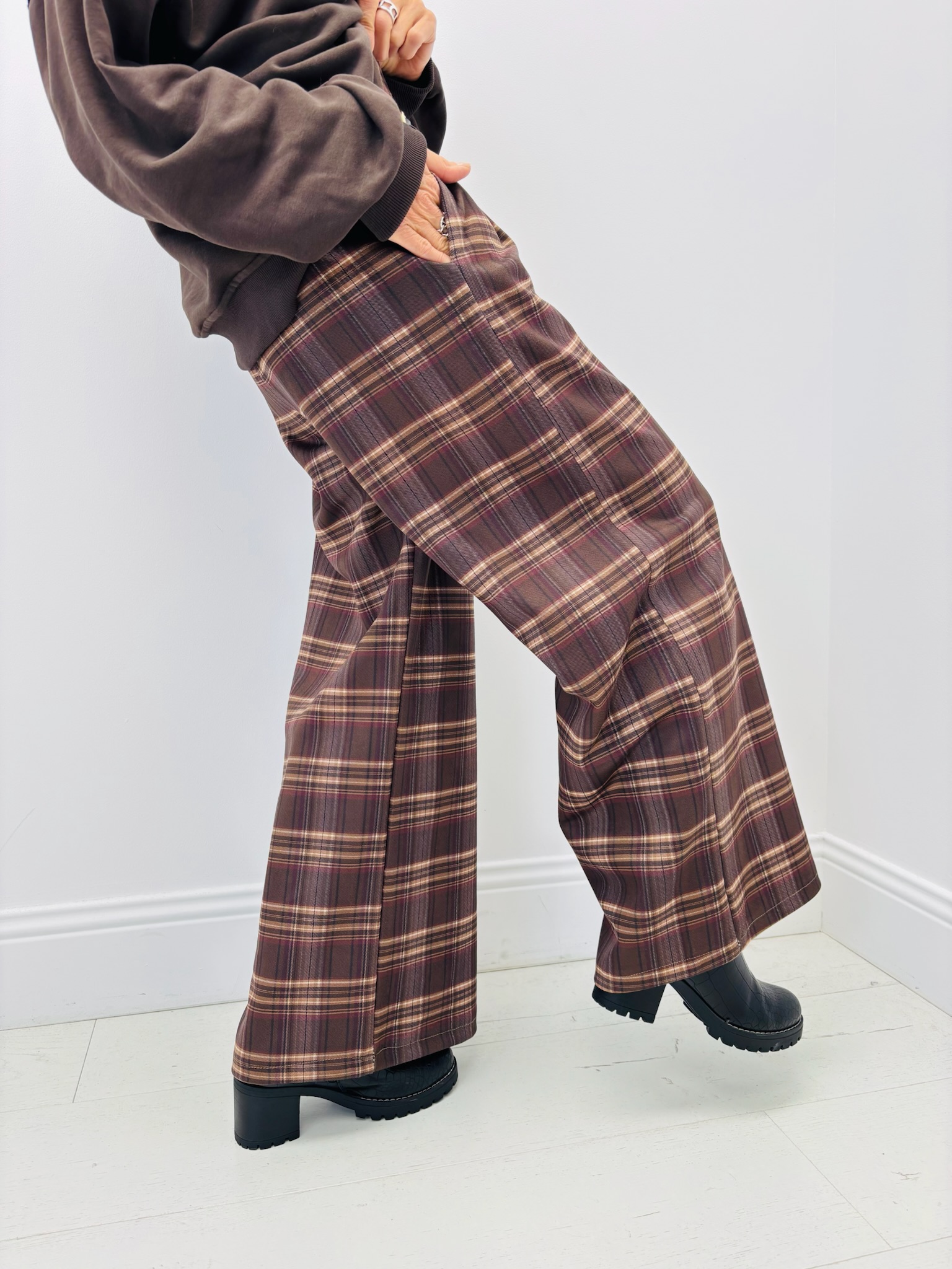 CA8BD400-A485-452B-A97C-B6CC22EC4668 Pantalon Large à Carreaux – Esprit rétro chic signé VOGUE – Image 1