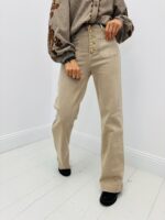 Jean Wide Leg à boutons dorés – Élégance rétro et allure moderne – Image 9