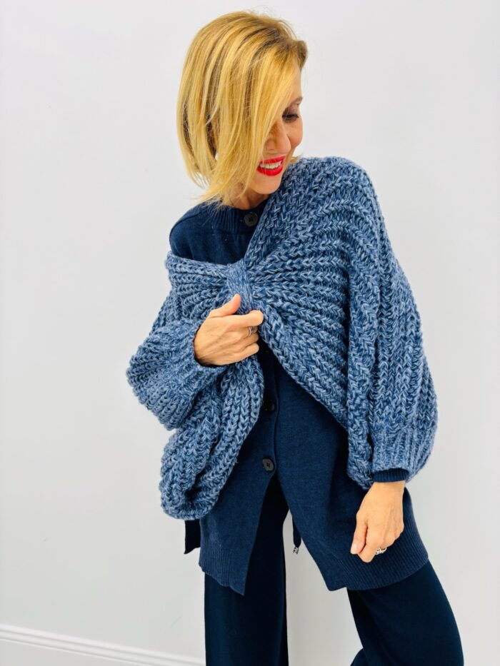 Pull “Twist Back” – Détail Noué dans le dos – Image 1