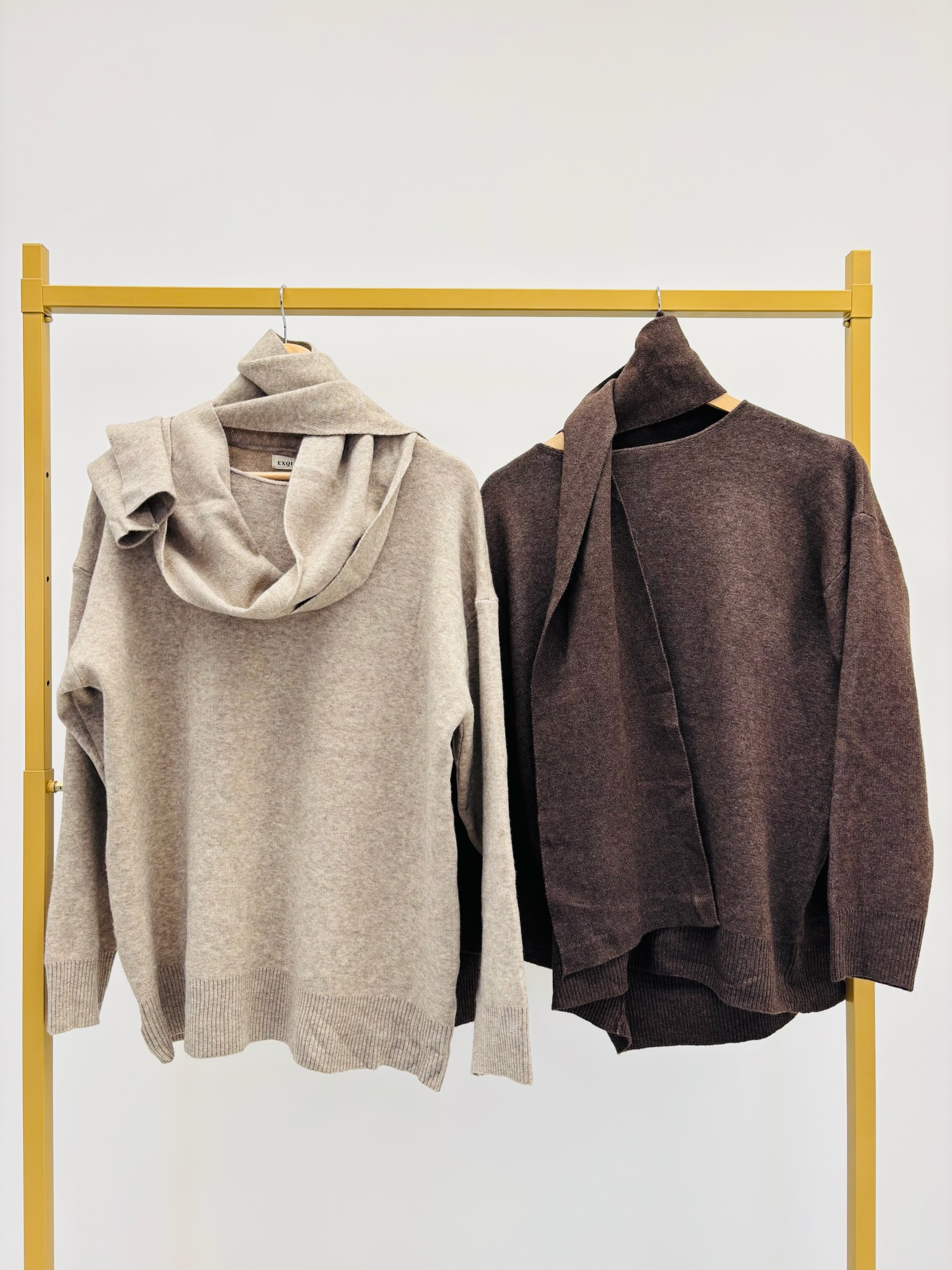 D5917135-281A-4C54-BF29-2CE510D8C1A7 Pull Doux avec écharpe intégrée – Esprit cocoon chic – Image 2