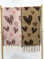 Écharpe Imprimé léopard cœur – Douce et tendance – Image 2