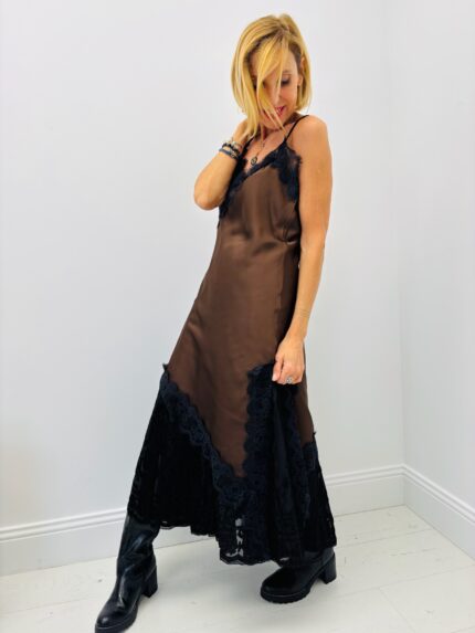 Robe satin Élégance Sensuelle en satin et dentelle
