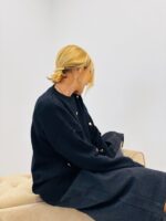 Pull doux à bijoux cœur dorés – Esprit chic & romantique – Image 6