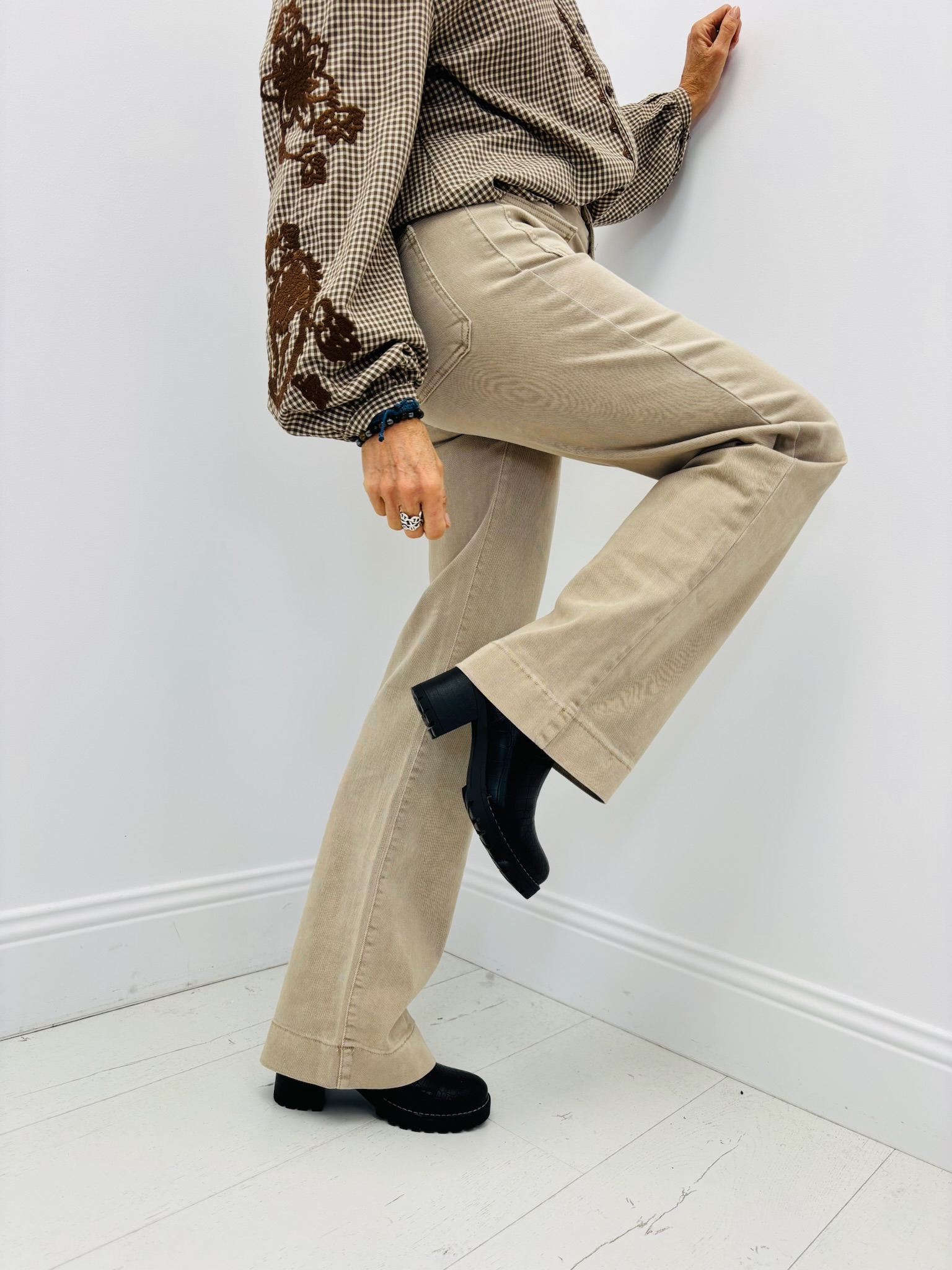 DE88EE4B-AE0B-4E47-905B-07E02F487317 Jean Wide Leg à boutons dorés – Élégance rétro et allure moderne – Image 8