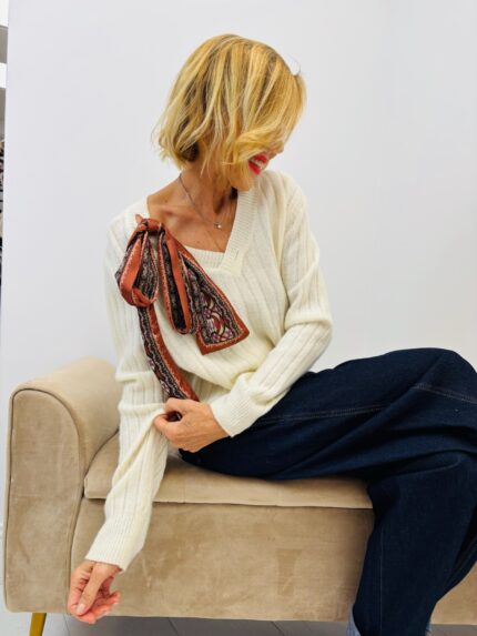 Pull 100 % laine col V avec foulard