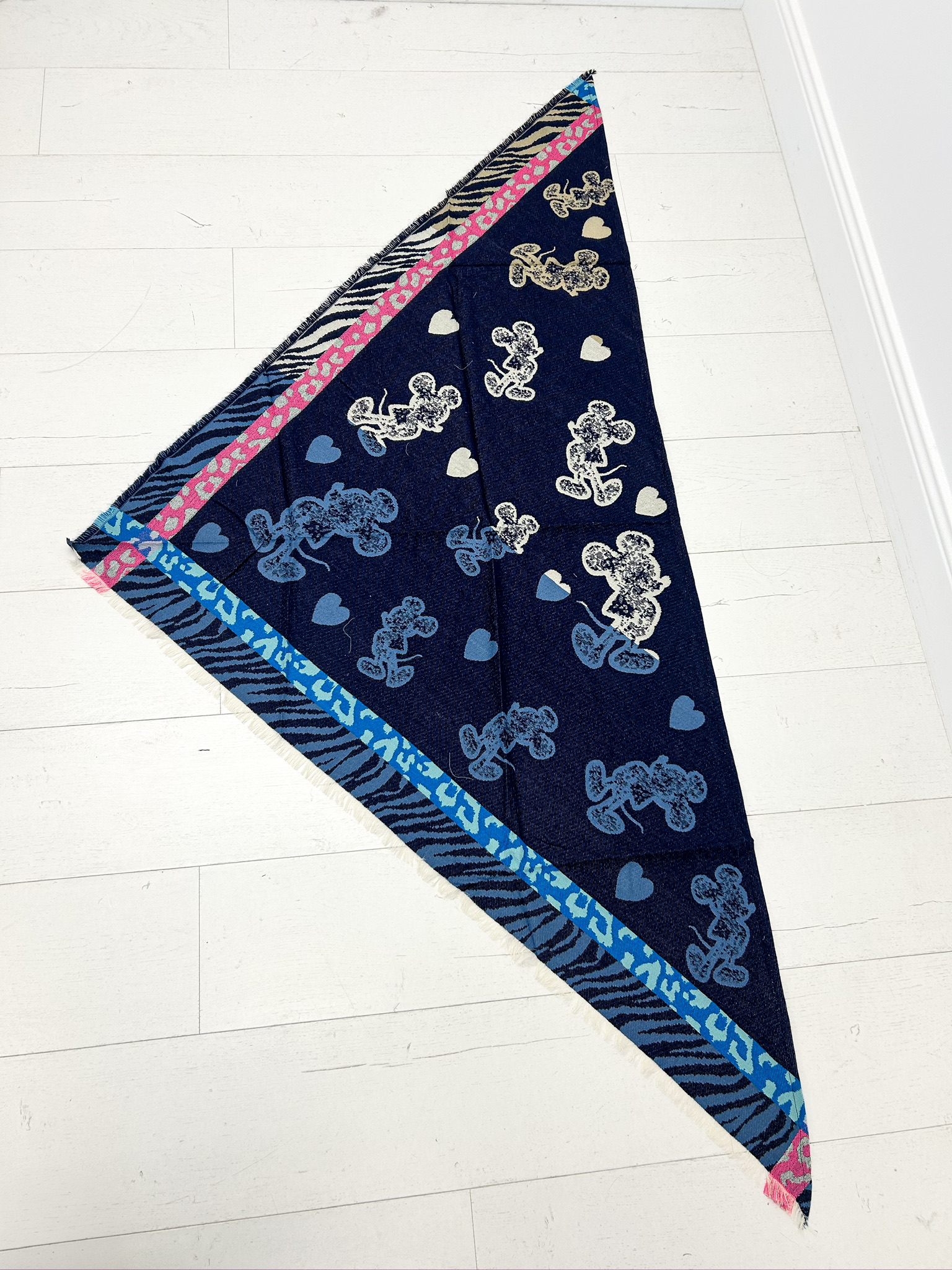 E0D58EB2-7A7B-4B07-BA4C-A3AEBAE08278 Écharpe Mickey jacquard – esprit ludique et chic 100% viscose – Image 1