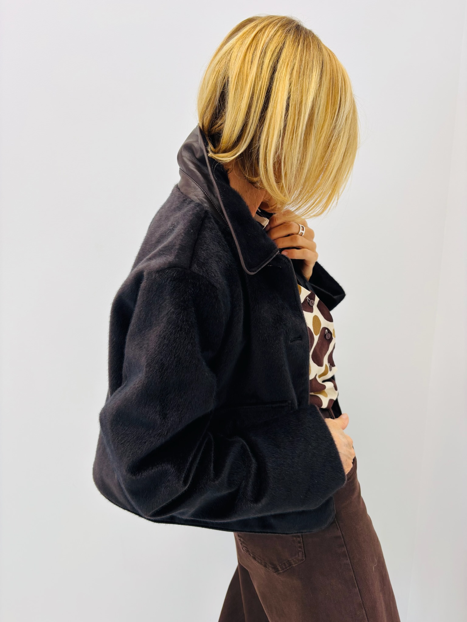 E18242F5-BD89-4BD3-8ED2-1680E2D0996A Veste Fausse Fourrure matière Végane – Image 4