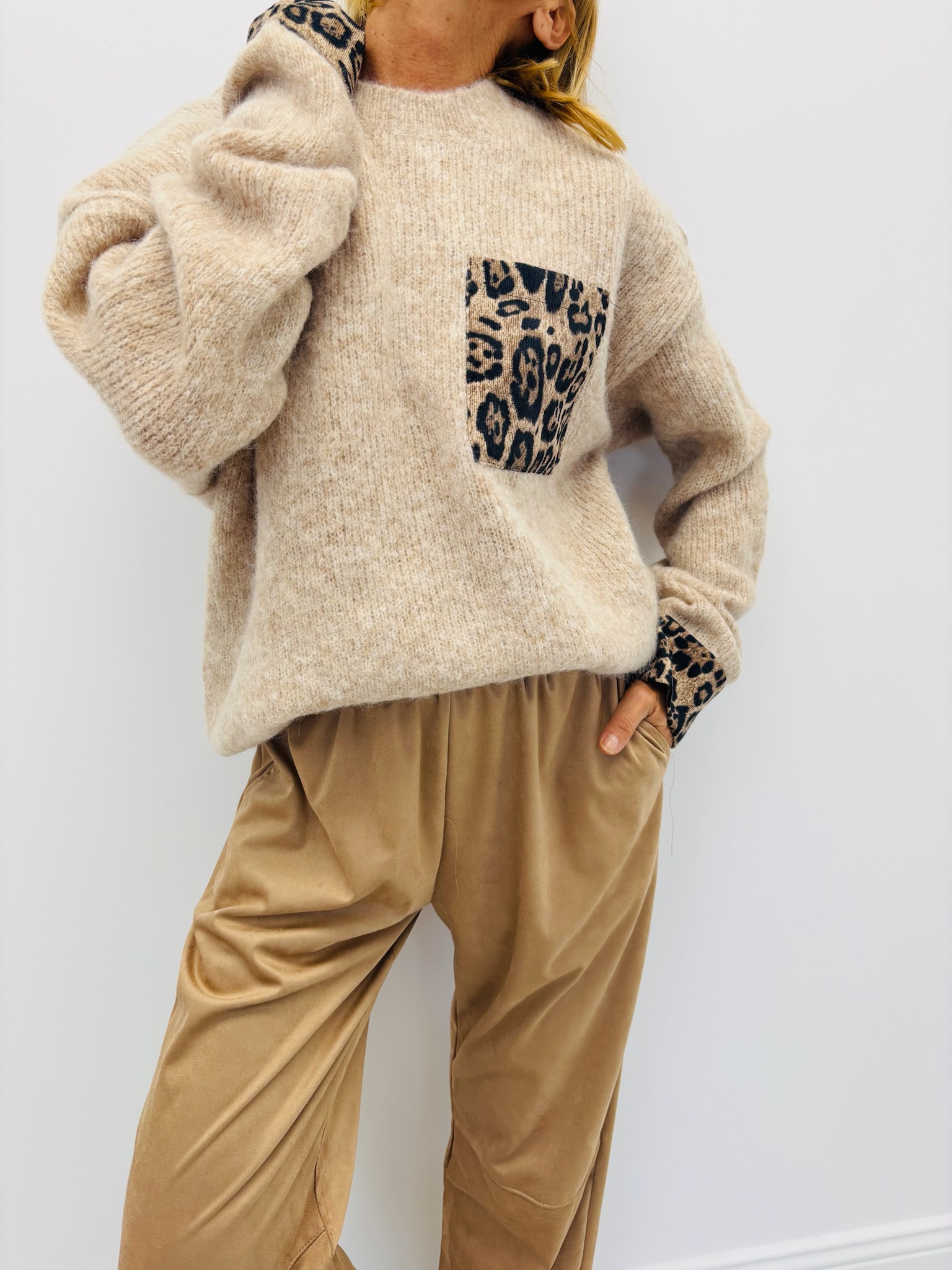E3BDFC78-05ED-42D1-BBA9-AC41875094A3 Pull beige détails léopard – Image 1