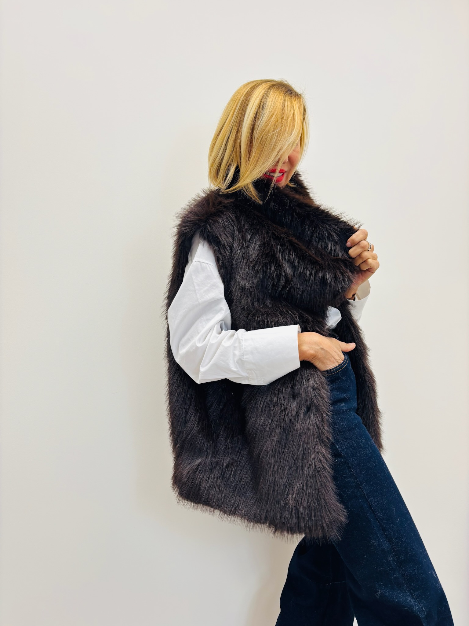 E77B1EC1-D841-4BC0-9261-C6D6083FCB92 Veste Sans Manches en fausse fourrure – Élégance cocoon italienne – Image 15