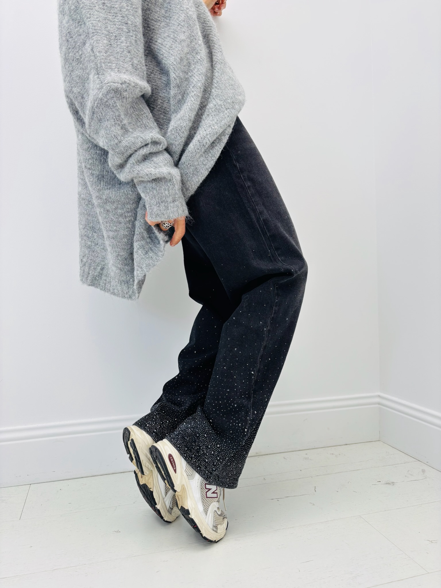 EB3C34A2-869E-4A7E-9385-1AC85909B8E6 Jean Wide Leg Noir strassé – Élégance urbaine et éclat moderne – Image 5