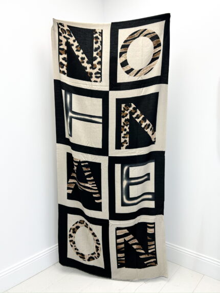 Écharpe Graphique imprimé lettres et motif léopard – style chic & moderne 100% viscose