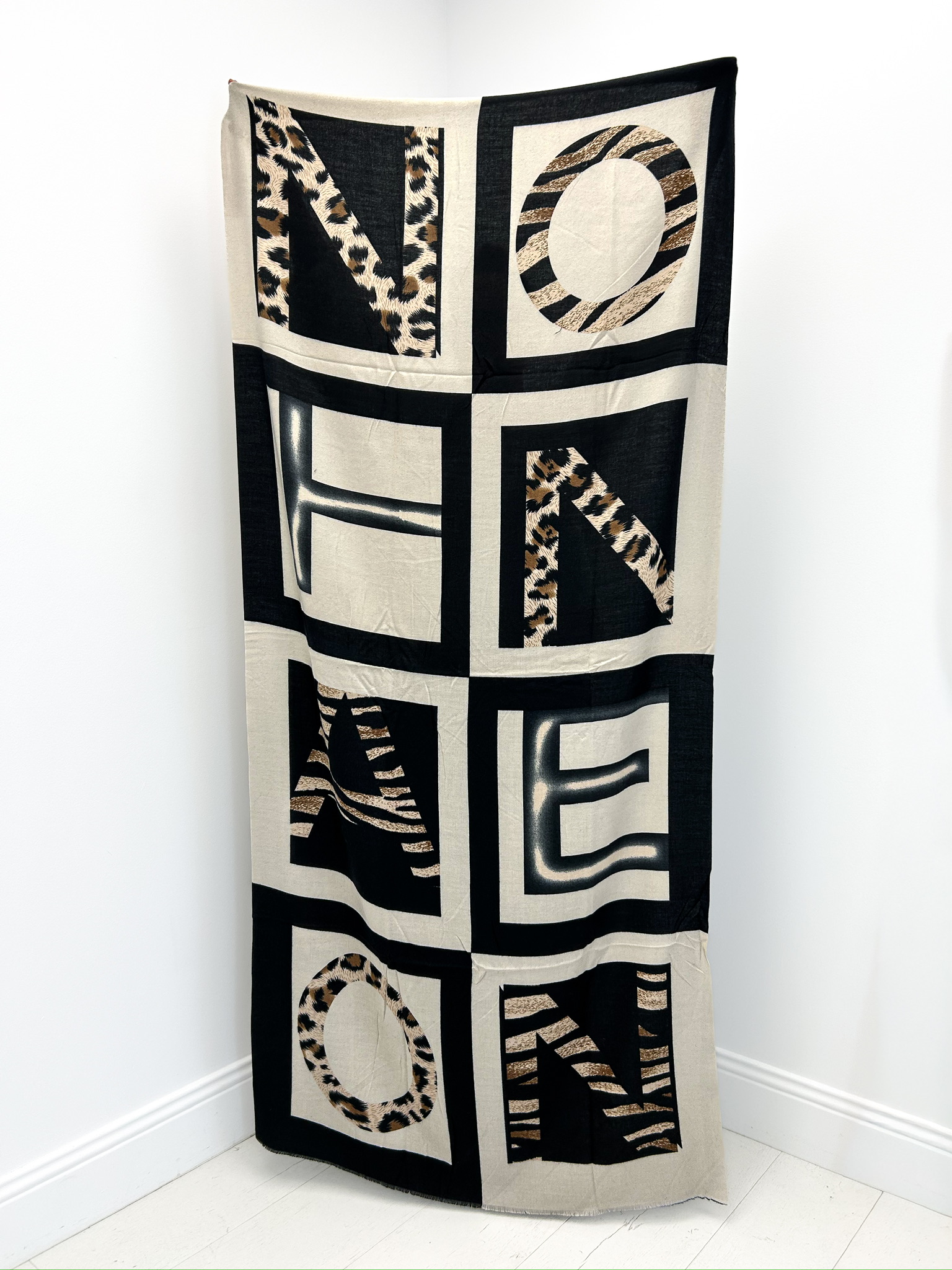 F21BBD06-EDEF-4FB9-8A69-389C35F45A71 Écharpe Graphique imprimé lettres et motif léopard – style chic & moderne 100% viscose – Image 1