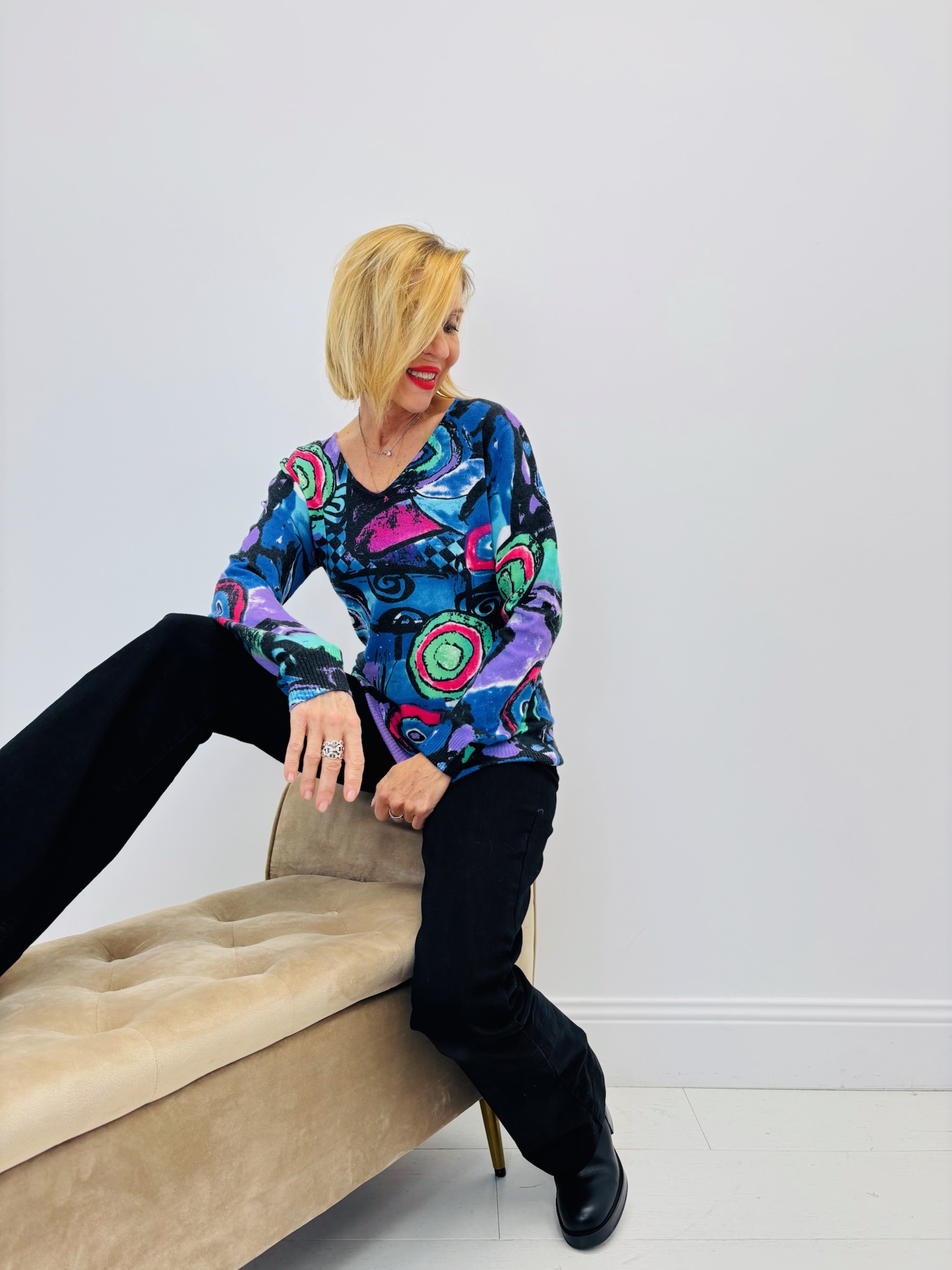 F9B1AEC4-435E-4EE1-AFFC-F8732173606C Pull Imprimé Artistique Multicolore – Explosion de couleur et style affirmé – Image 1