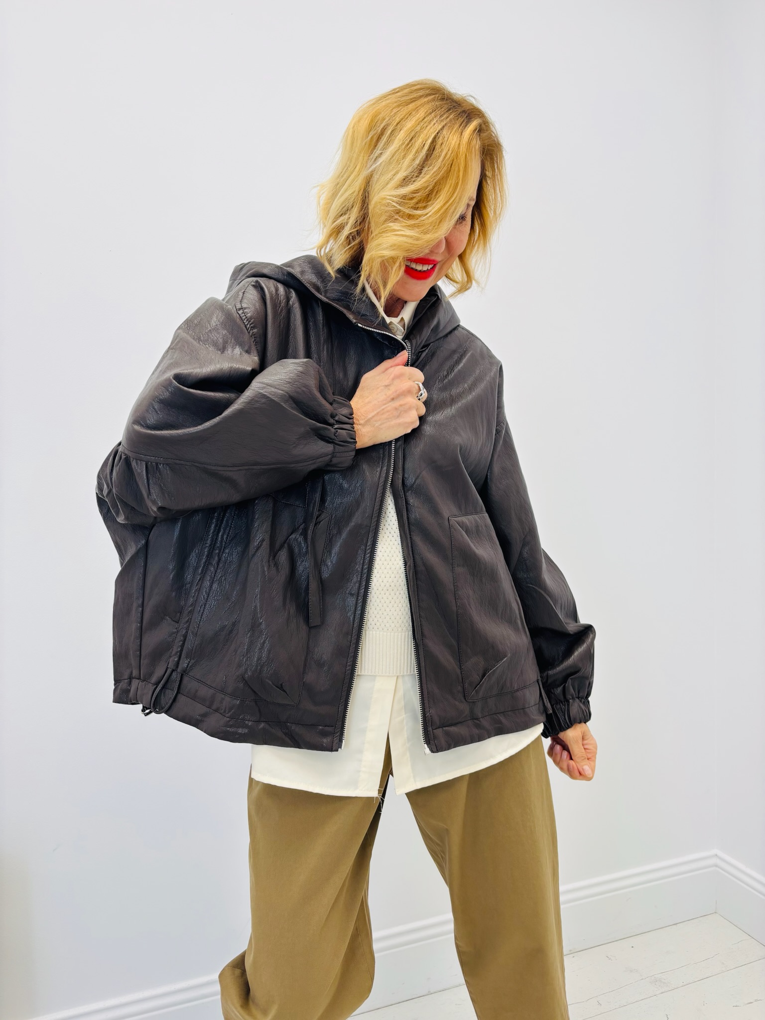 FA0C911C-985C-4117-BE09-437FBFFBCB84 Veste Bomber Simili fluide à capuche – Esprit urbain chic – Image 1