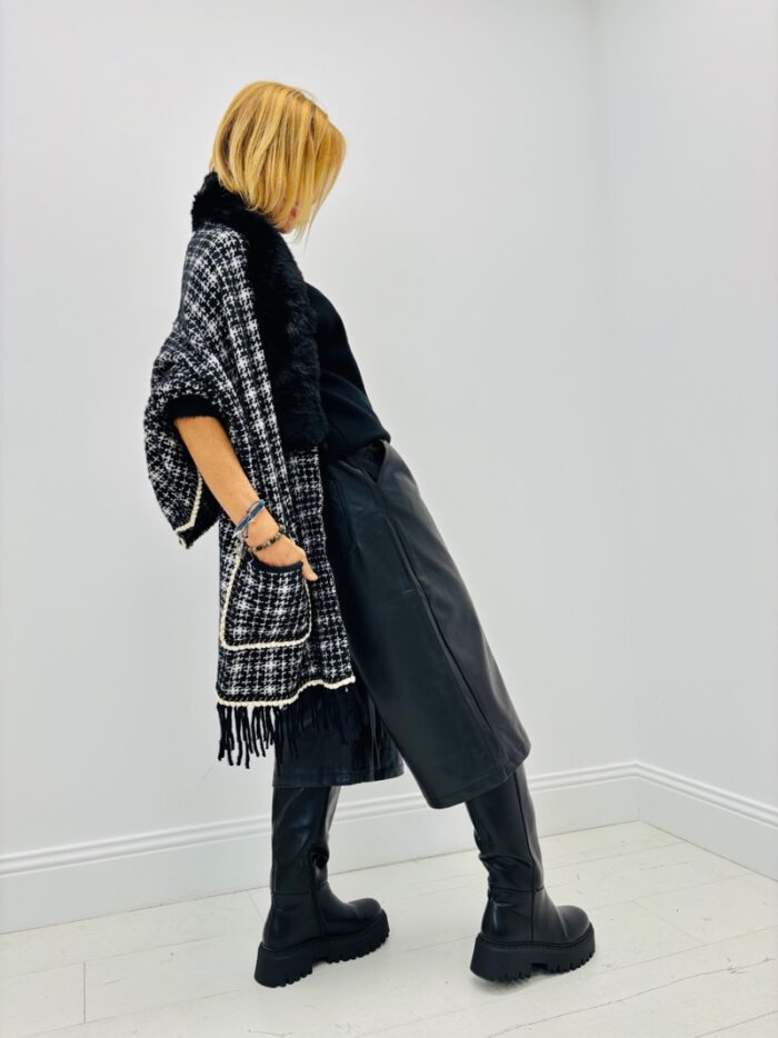 Poncho à Carreaux avec col fourrure – Image 4