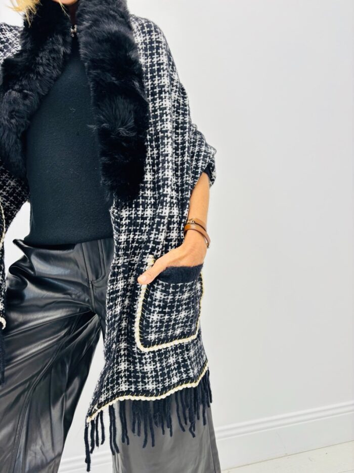 Poncho à Carreaux avec col fourrure – Image 1