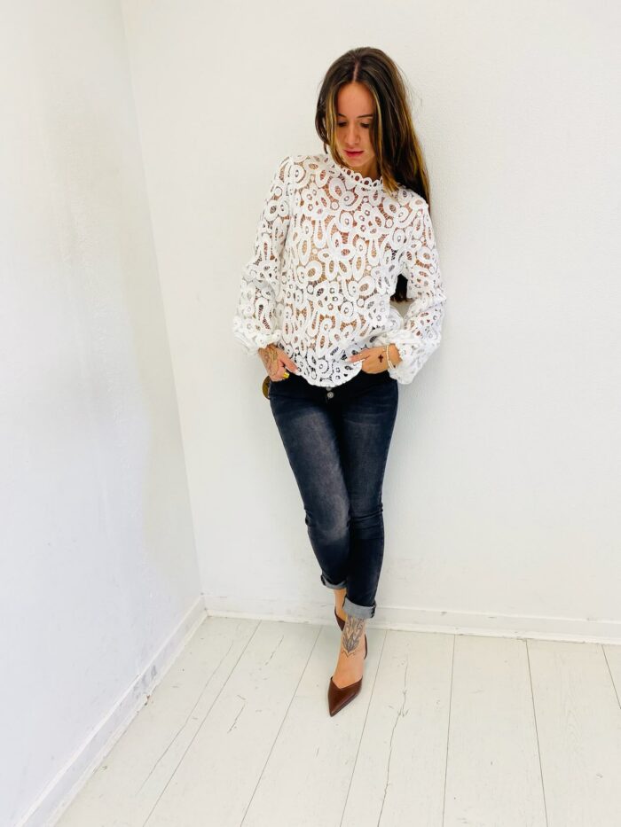 TOP BRODÉ EN DENTELLE AJOURÉE – Image 3