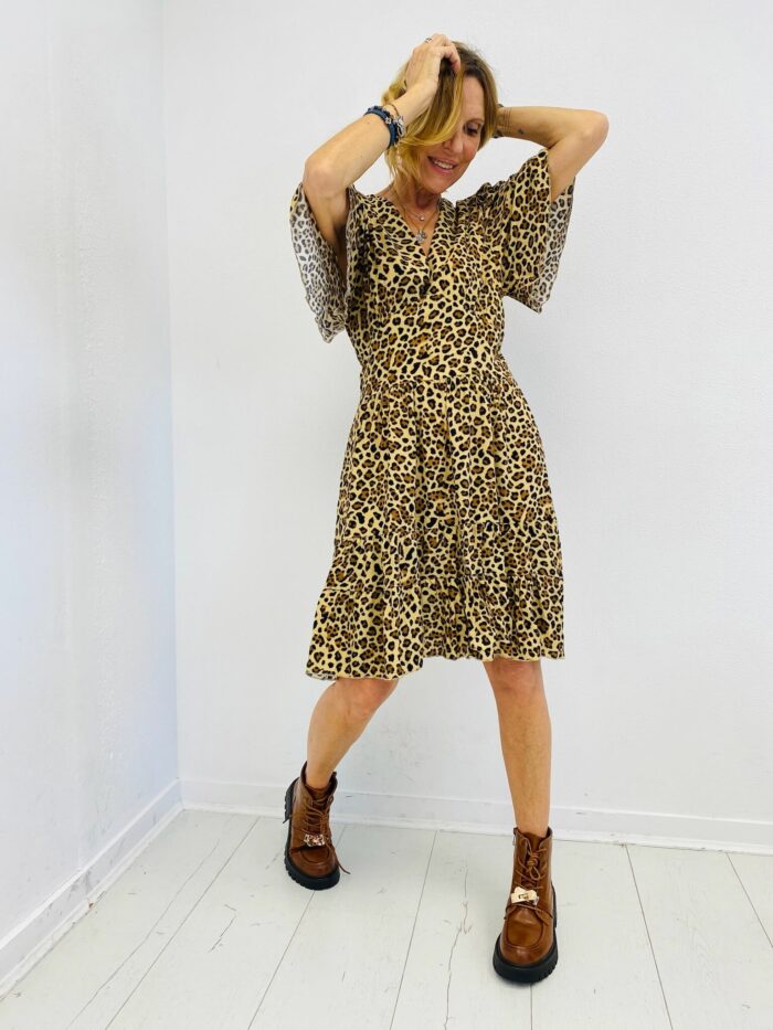 Robe Courte au Charme Estival – Image 1